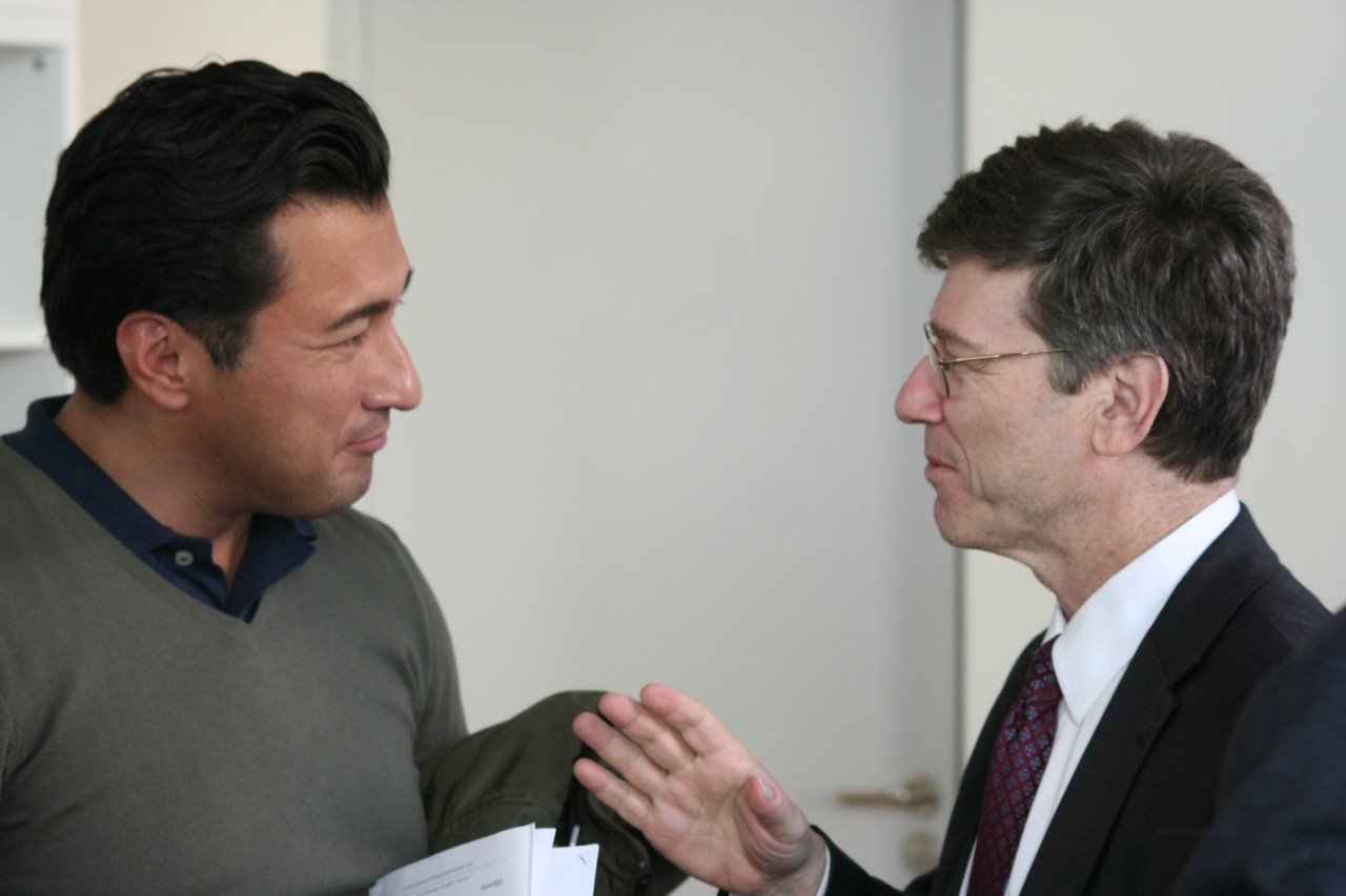 Ivan Daza presenting CommunicaringSchool to development economist Jeffrey Sachs